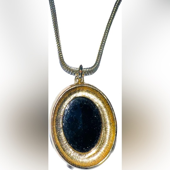 Gorgeous Trifari Gold Tone Necklace 18-20” w/ Black Onyx like oval pendant - Picture 4 of 6
